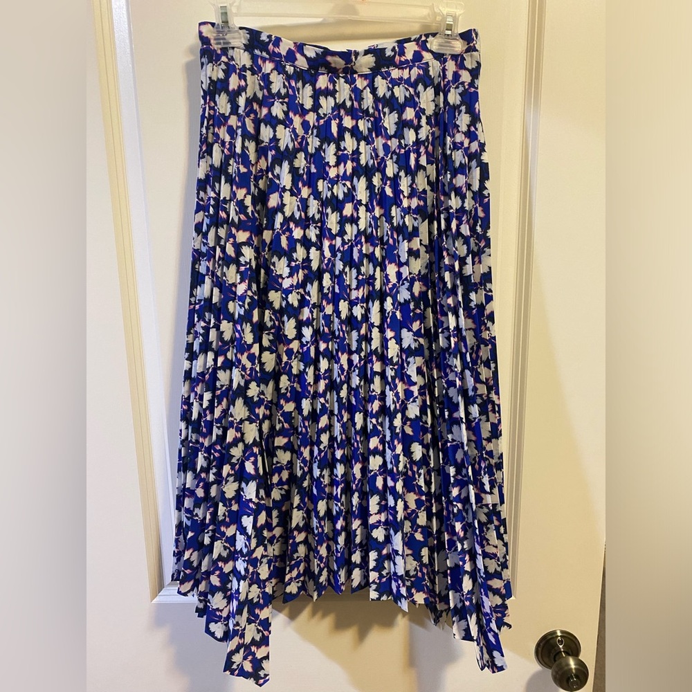 Banana Republic. Swing skirt. Size 0. Super fun to style. Worn a few times.